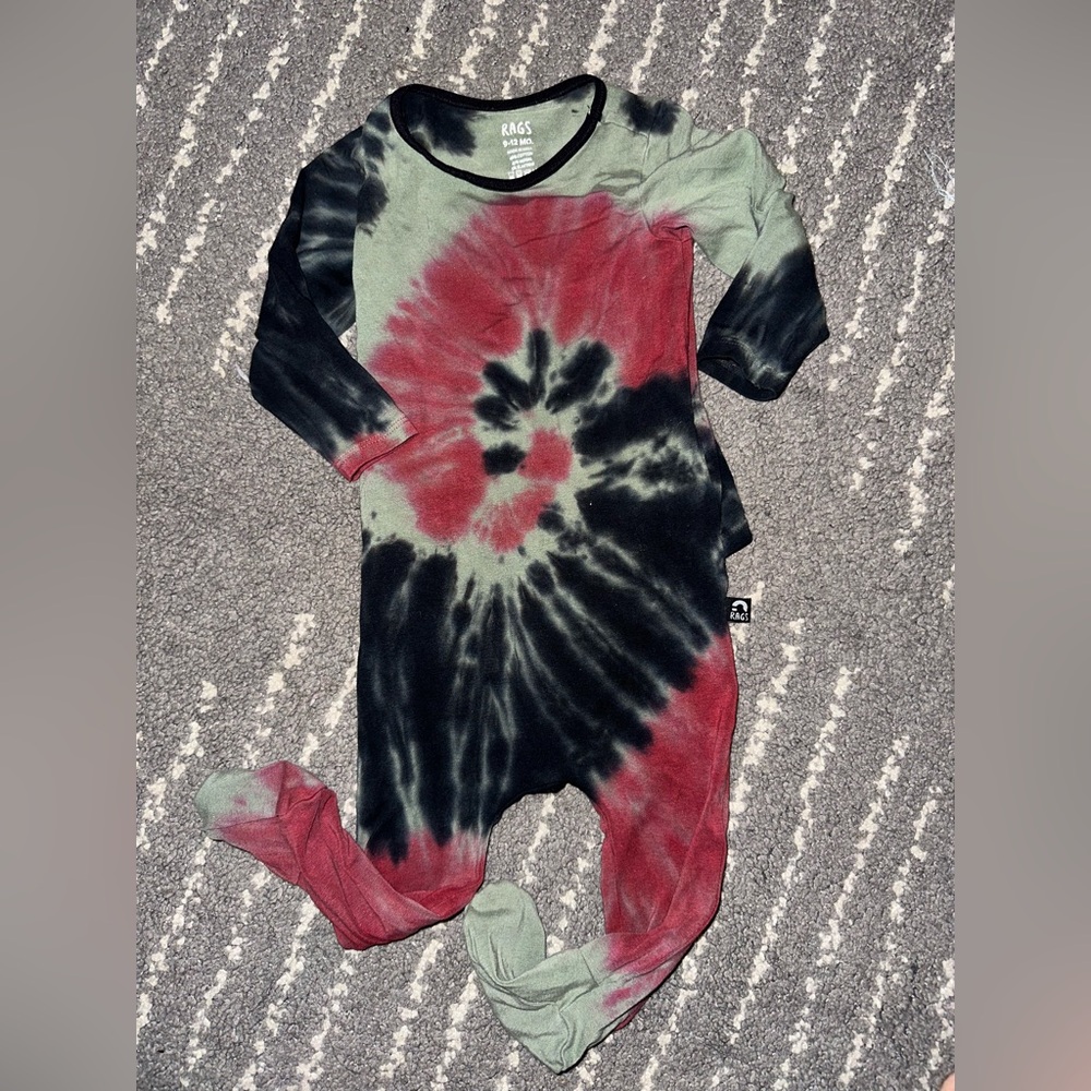 Rags to raches peek a booty tie dye footie rag romper Euc 9-12 month